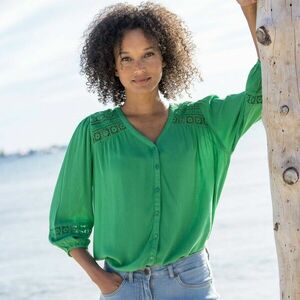 V-nyakú blúz makraméval kép