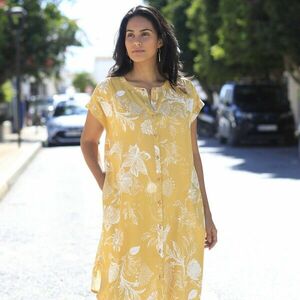 Rövid ruha gombokkal, növényi mintával kép