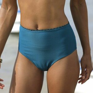 Vilorio magas derekú maxi fürdőruha flip flopokkal kép