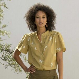 Rövid ujjú, fodros és nyomtatott blúz kép