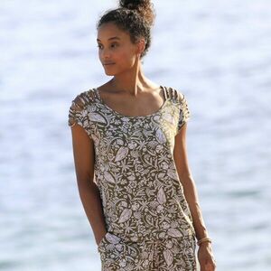 Póló díszítő zsinórokkal a vállakon, nyomtatott kép