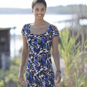 Póló díszítő zsinórokkal a vállakon, nyomtatott kép