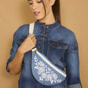 Denim kinézetű vesetáska hímzéssel, cipzárral kép