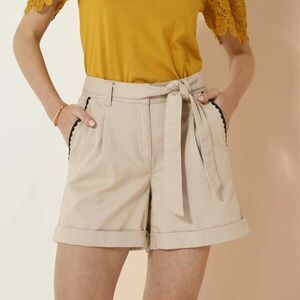 Rövidnadrág hímzett zsebekkel és levehető övvel kép