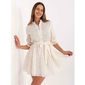 Világosbézs ruha hímzéssel és fodros szegéllyel kép