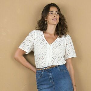 Csipkeblúz kivágott ujjakkal kép