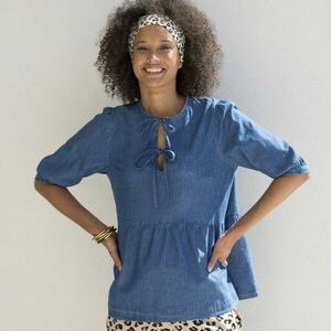 Farmerblúz szalagokkal a nyakkivágásnál és könyékig érő puffos ujjakkal kép