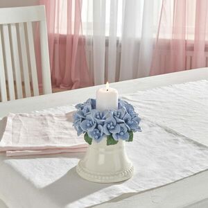 Gyertyatartó virágfüzérrel kép