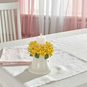 Gyertyatartó virágfüzérrel kép