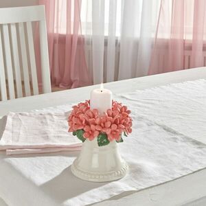 Gyertyatartó virágfüzérrel kép