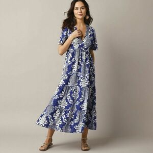 Hosszú ruha fodrokkal és nyomtatással kép