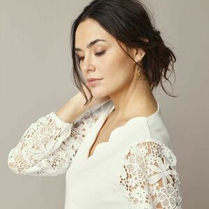 Rövid, makraméval díszített, kivágott ruha kép