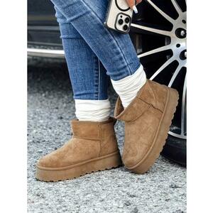 Női bézs színű platformos hótalpú cipő kép