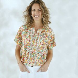 Rövid ujjú blúz makramé csíkokkal és nyomtatással kép