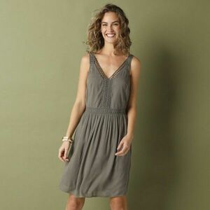 Rövid egyszínű krepp ruha makraméval kép