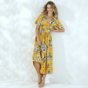 Hosszú ruha széles ujjakkal és virágmintával kép