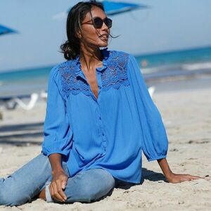 Gombos blúz makraméval és fodrokkal kép