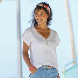 Monokróm póló csillogó díszítéssel a nyakkivágásban kép