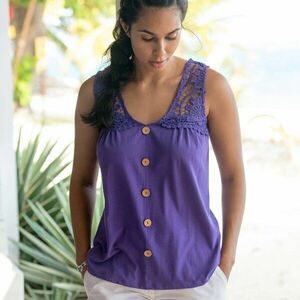 Egyszínű felső makraméval és díszgombokkal kép