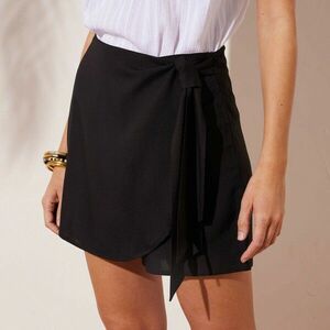 Szoknya rövidnadrág nyakkendővel kép