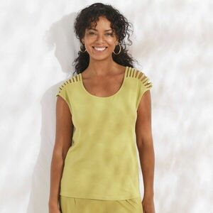 Egyszínű póló díszítő zsinórokkal a vállakon kép