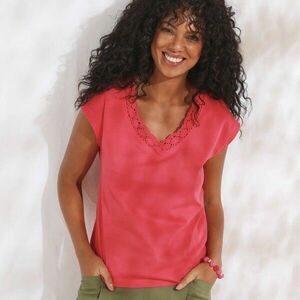 Egyszínű, V-nyakú póló makramé szegéllyel kép