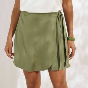 Szoknya rövidnadrág nyakkendővel kép