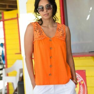 Egyszínű felső makraméval és díszgombokkal kép