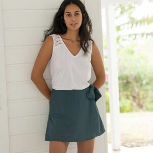 Szoknya rövidnadrág nyakkendővel kép