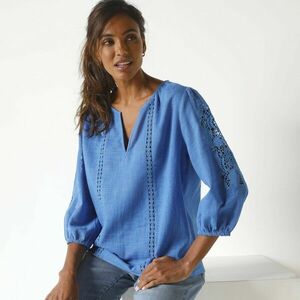 Egyszínű blúz makramé és áttört hímzéssel kép