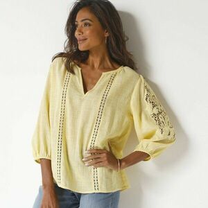 Egyszínű blúz makramé és áttört hímzéssel kép