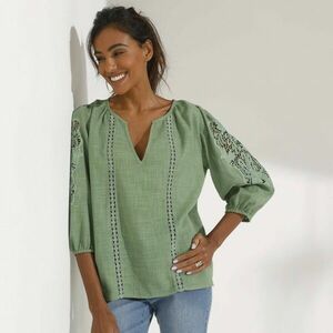 Egyszínű blúz makramé és áttört hímzéssel kép