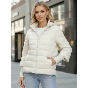 Női fehér steppelt kabát kapucnival kép