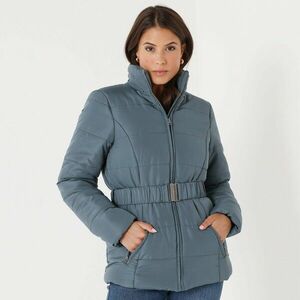 Vízálló, rövid, steppelt kabát övvel és cipzárral kép