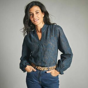 Virágmintás csipkeblúz fodros díszítéssel kép