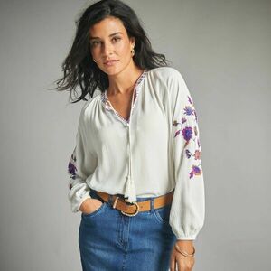 Blúz hímzéssel és dekoratív, bojtos nyakkivágással kép