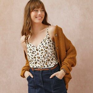 V-nyakú felső állatmintával kép