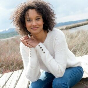 Kerek nyakú pulóver, bolyhos kötésű anyagból kép