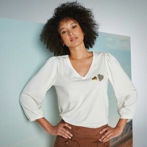 V-nyakú póló szívmintával kép