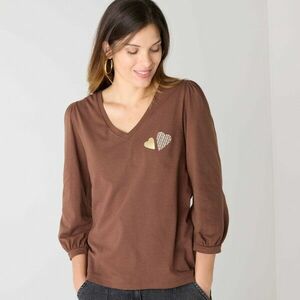 V-nyakú póló szívmintával kép