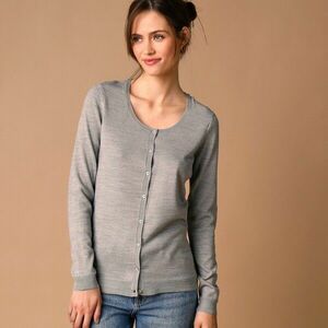 Egyszínű, gombos pulóver kép