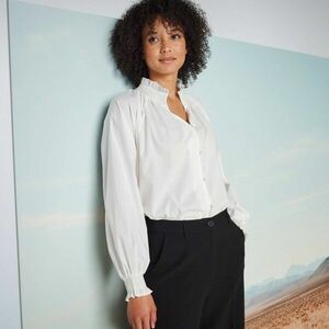 Blúz ráncolt és varrott ujjakkal, egyszínű kép