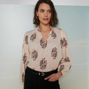 Állógalléros, ráncolt ujjú és mintás blúz kép