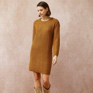 Kötött ruha gombokkal a vállon kép