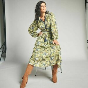 Hosszú ruha állógallérral és virágmintával kép