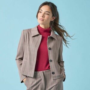 Rövid, könnyű kabát szegélymintával, kisebb testalkatra kép