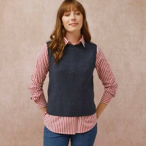 Egyszínű kötött mellény kerek nyakkivágással kép