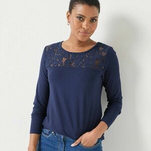 Kerek nyakú, hosszú ujjú és csipkés póló kép