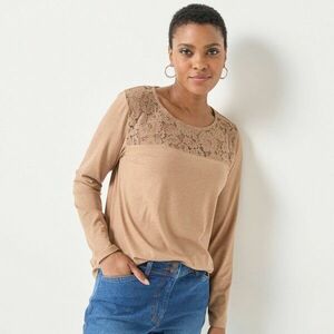 Kerek nyakú, hosszú ujjú és csipkés póló kép