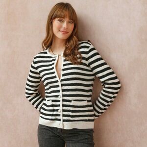 Gombos pulóver, csíkos kép